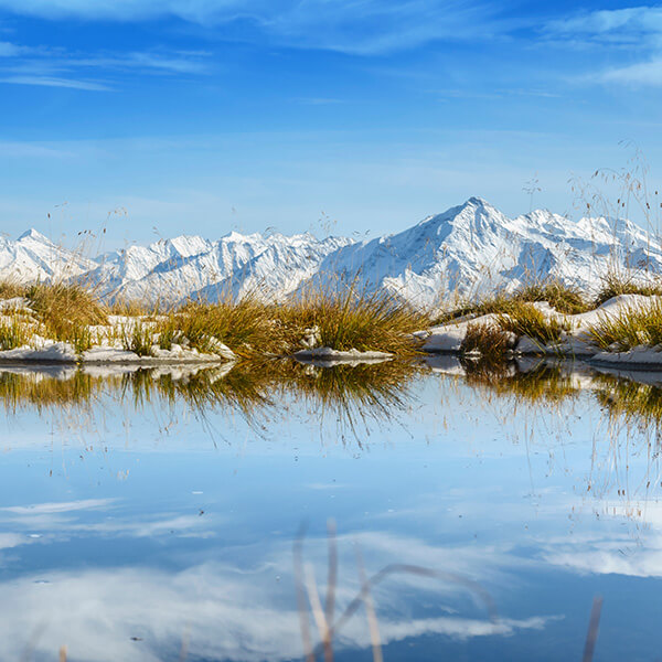 Aussicht auf Ahornspitz von einem Bergsee in den Alpen