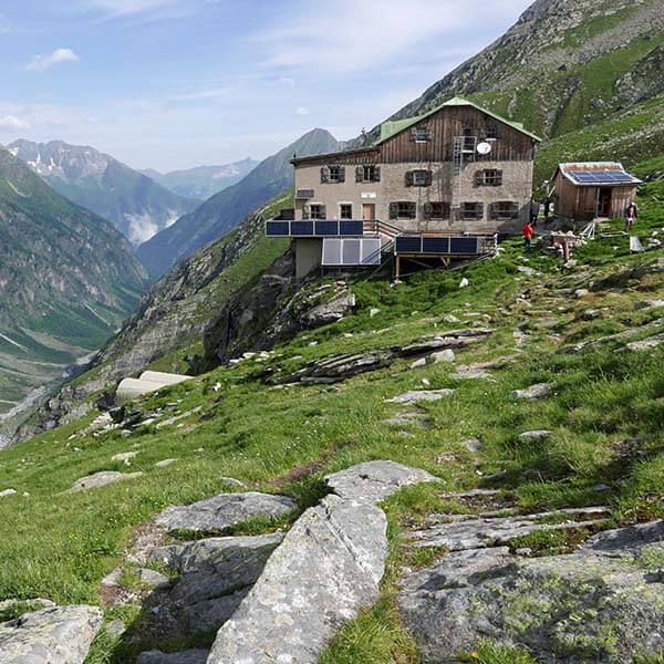 Die Greizerhütte, ein beliebtes Ziel für Wanderer in Tirol
