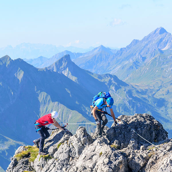 Kletterer überwinden einen Klettersteig in der Nähe von Mayrhofen