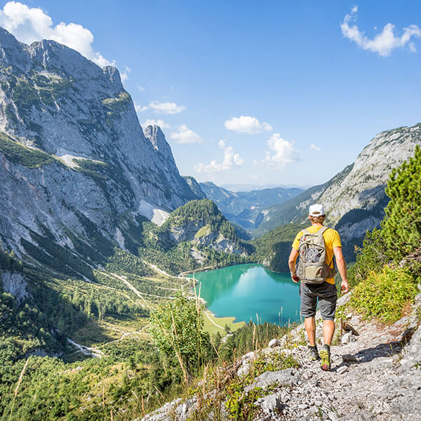 Ein Wanderer in der Umgebung von Mayrhofen