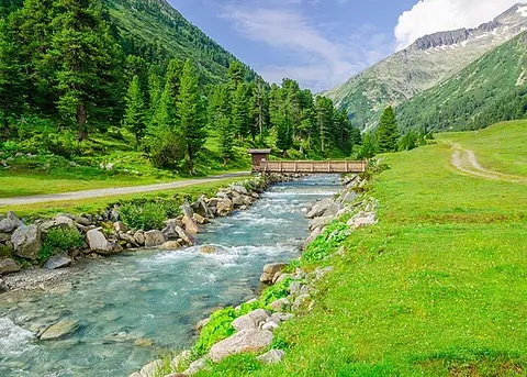 Schöner Gebirgsbach mit Holzbrücke bei Mayrhofen