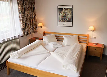 Zimmer mit Doppelbett im Haus Tirolerland